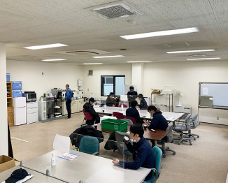 本社食堂　業務前の団らん